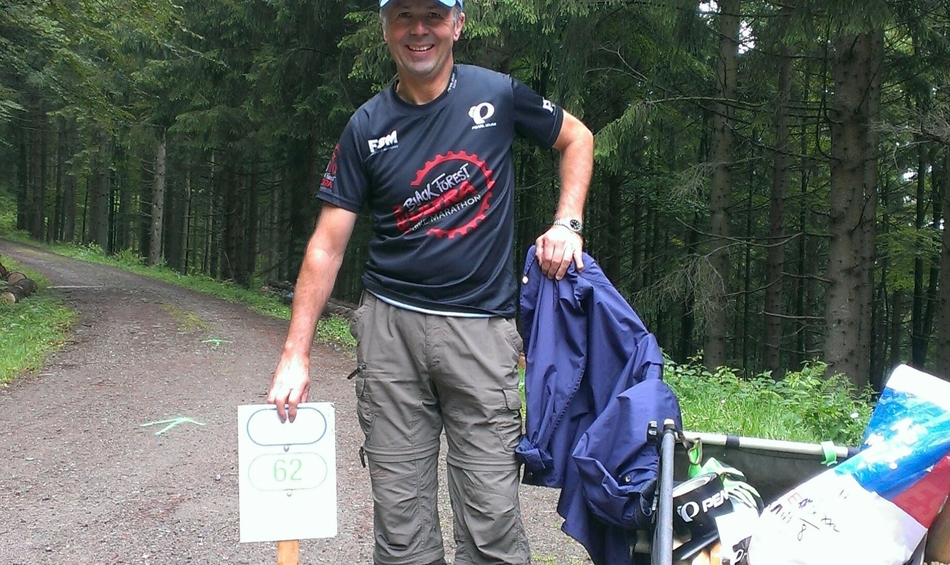 Klaus Zähringer mit seinem Leiterwagen beim Beschildern des ULTRA-Bike-Streckenabschnitts.